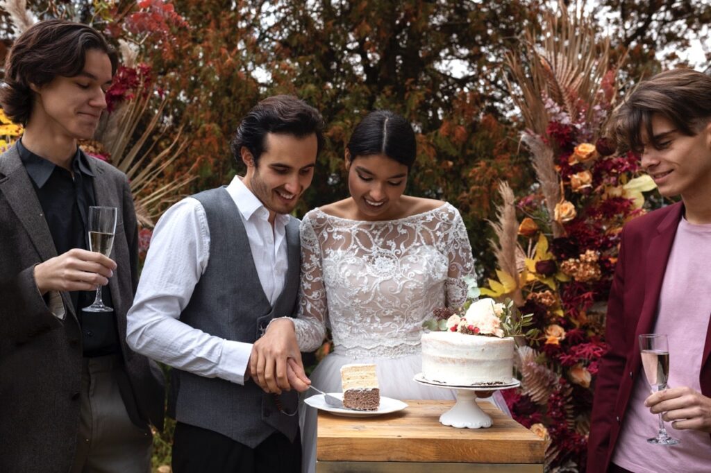 Groß (front view smiley couple with cake) min