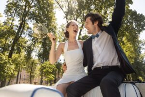 Groß (low angle happy married couple) min